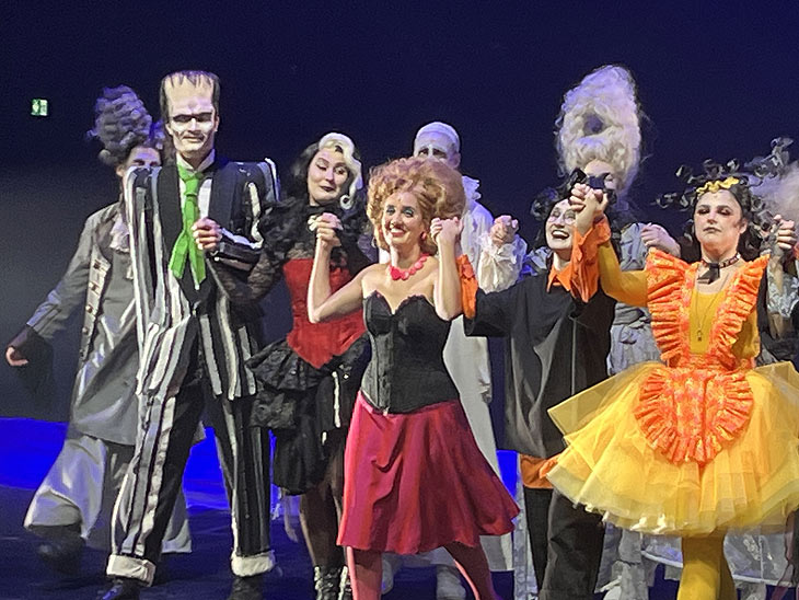 The Addams Family - Schlussapplaus - Theaterakademie August Everding (©Foto: Gab Hildenbrandt) 